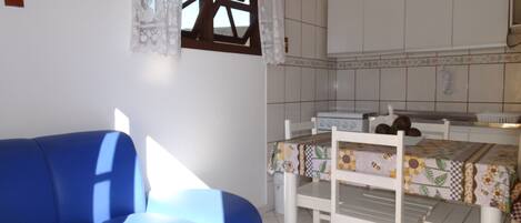 Casa, 2 habitaciones | Zona de estar | Una televisión de pantalla plana