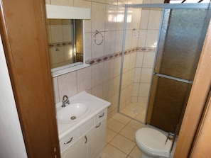 House, 2 Bedrooms | Bathroom | Shower, towels - House for 5 Guests - 05 (Florianópolis)