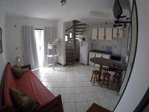 Duplex, 1 quarto | Cozinha americana privada | Geladeira, micro-ondas, cooktop, talheres/pratos/utensílios de cozinha