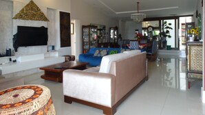 A spacious living room with a sofa, coffee table, and decorative items. - House on the Sand - 219 (Florianópolis)