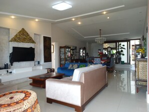 Casa, 4 quartos | Sala de estar | TV de tela plana