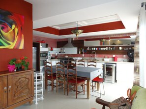 Casa, 4 quartos | Área de estar | TV de tela plana