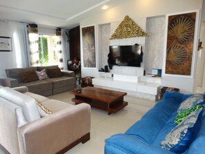 Casa, 4 quartos | Sala de estar | TV de tela plana