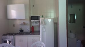 Apartamento, 1 quarto | Cozinha privada | Geladeira, micro-ondas, fogão, cooktop