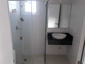 Departamento, 2 habitaciones, acceso a la alberca | Baño | Regadera y toallas 