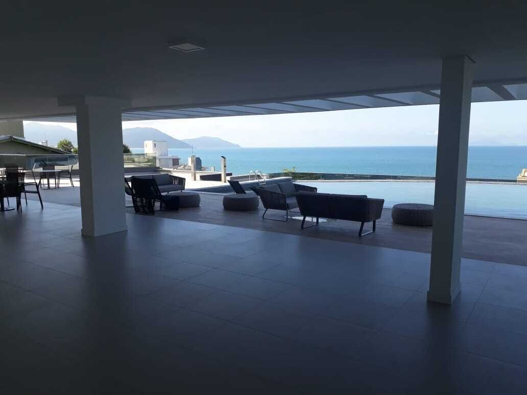 Un espace de détente à aire ouverte avec vue sur la mer et les montagnes.