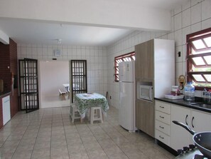 House, 4 Bedrooms | Private kitchen | Fridge, microwave, oven, stovetop - Pool House 4D, 350m From the Sea - 2 (Florianópolis)