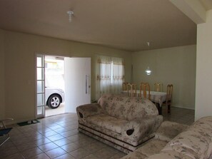 Casa, 4 quartos | Sala de estar | TV de tela plana