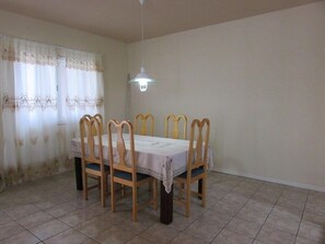 Casa, 4 habitaciones | Servicio de comidas en la habitación