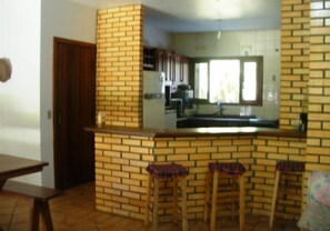 Casa, 3 quartos | Cozinha privada | Geladeira, micro-ondas, fogão, cooktop