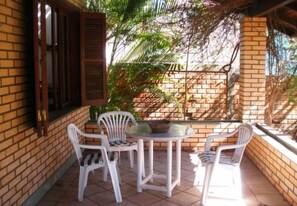 Casa, 3 habitaciones | Zona de estar | Una televisión de pantalla plana