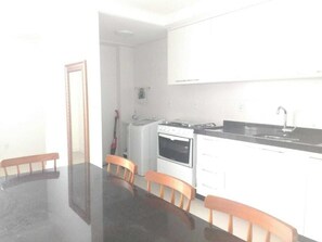 Apartamento, 3 quartos | Cozinha privada | Geladeira, micro-ondas, fogão, cooktop