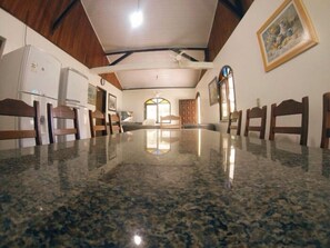 Casa, 6 quartos | Área de estar | TV de tela plana