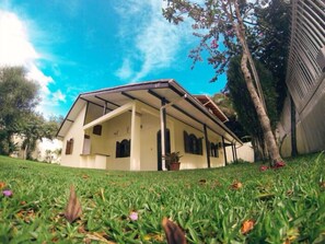 Casa, 6 quartos | Vista para o jardim