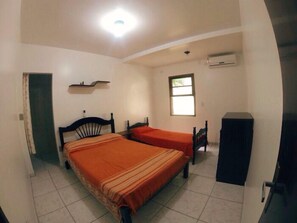 House, 6 Bedrooms | Free WiFi - 6 Bedroom House - 205 (Florianópolis)