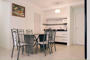 Apartamento, 2 quartos | Cozinha privada | Geladeira, micro-ondas, fogão, cooktop