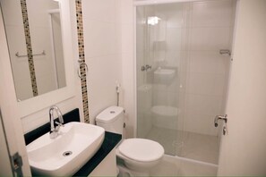 Apartment, 2 Bedrooms | Bathroom | Shower, towels - 2 Bedroom Apartment - 201 (Florianópolis)