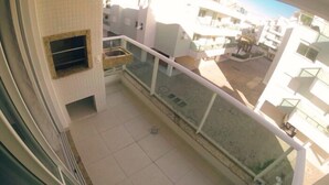 A balcony with a tiled floor, a small sink, and a white railing. - 2 Bedroom Apartment - 201 (Florianópolis)