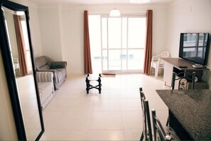 Apartamento, 2 quartos | Sala de estar | TV de tela plana