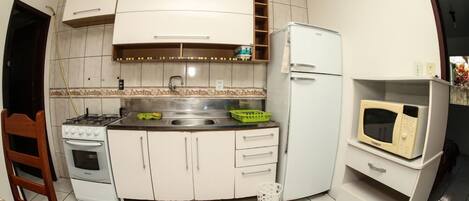 Apartamento, 2 quartos | Cozinha privada | Geladeira, micro-ondas, fogão, cooktop