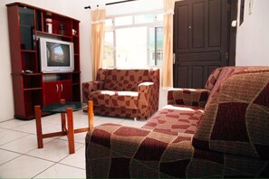 Apartamento, 3 quartos | Sala de estar | TV de tela plana