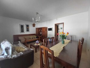 House, 3 Bedrooms | In-room dining
