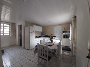 House, 2 Bedrooms | Living area | Flat-screen TV - Casa Pé na Areia, 2D, C Ar - Ingleses 41 (Florianópolis)