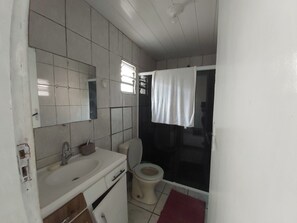 Casa, 2 quartos | Banheiro | Chuveiro, toalhas de banho