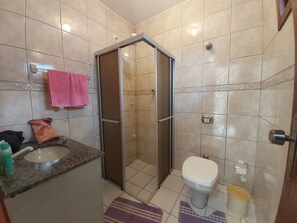 Maison, 4 chambres | Salle de bain | Douche, serviettes fournies