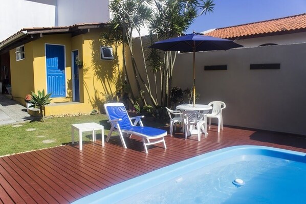 สระว่ายน้ำกลางแจ้ง