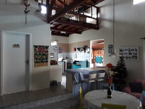 Casa, 3 quartos | Cozinha privada | Geladeira, micro-ondas, cooktop, talheres/pratos/utensílios de cozinha