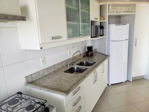 Refrigerador, microondas, horno, cafetera/tetera