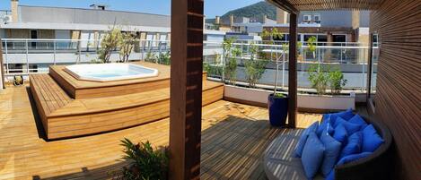 Ático, 2 habitaciones | Balcón