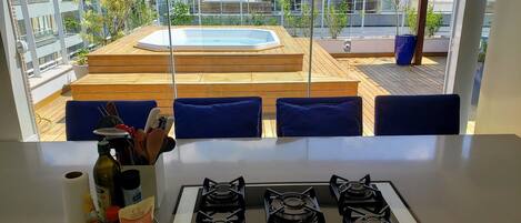 Cobertura, 2 quartos | Cozinha privada | Geladeira, micro-ondas, fogão, cooktop