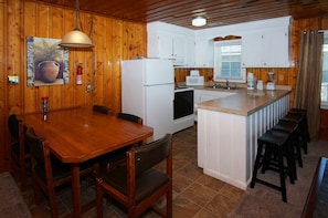 Kylskåp, mikrovågsugn, ugn och spishäll