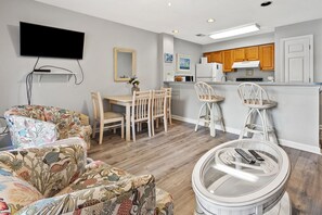 TV, stereo - Enjoy this cozy villa just 3 blocks from beach--w/large pool and whirlpool, budget-friendly (North Myrtle Beach)