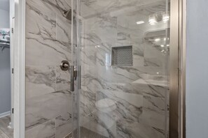 Combined shower/bathtub, towels