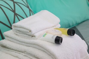 Habitación | Camas con efecto memoria, decoración personalizada y muebles diferentes