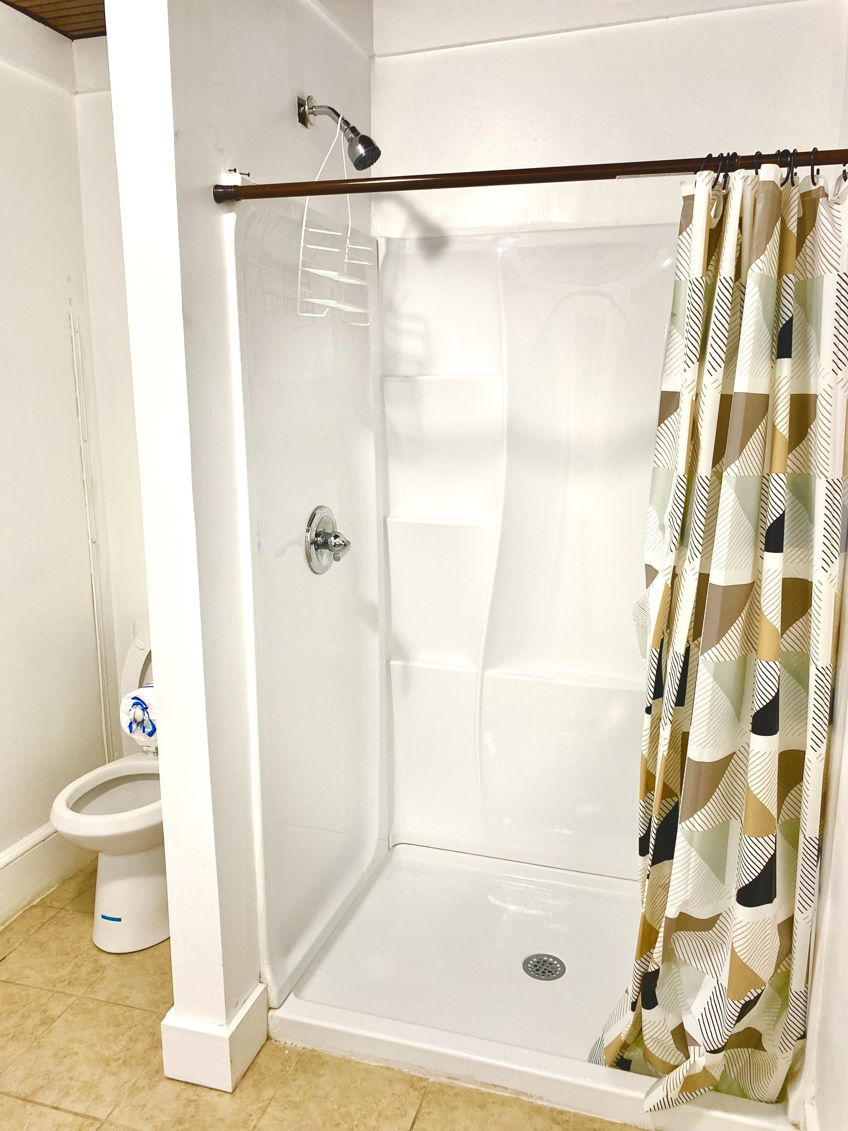 Cotton Room | Bathroom | Combined shower/bathtub, free toiletries, towels, soap