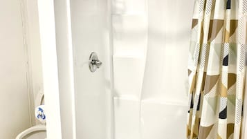 Cotton Room | Bathroom | Combined shower/bathtub, free toiletries, towels, soap