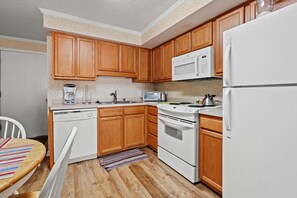 Kjøleskap, mikrobølgeovn, ovn og kokeplater