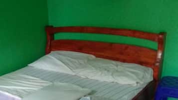 Standaard kamer | Een strijkplank/strijkijzer, beddengoed