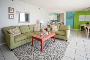 TV - Oceanfront condo w/huge balcony! Amazing views, pool, hot tubs in North Myrtle Beach (North Myrtle Beach)