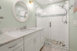 Combined shower/bathtub, towels