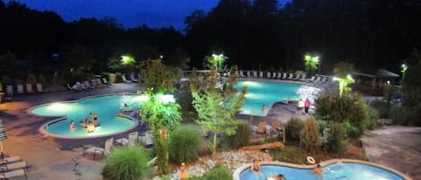 Una piscina techada, una piscina al aire libre