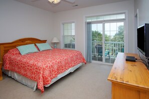 5 bedrooms, iron/ironing board, WiFi, bed sheets - Lovely home w/private pool, game room, wet bar, covered porches, sun deck, walk to beach (North Myrtle Beach)