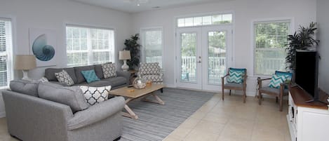 Een televisie, een dvd-speler en tafelvoetbal