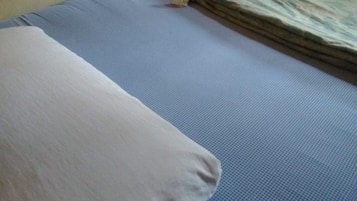 Escritorio, wifi gratis y ropa de cama