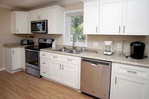 Fridge, microwave, oven, stovetop - Luxury home w/large private pool, spacious sundeck-complete paradise-short distance from beach (North Myrtle Beach)
