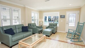 Un salon comprenant un canapé, deux fauteuils, une table basse et un fauteuil à bascule.